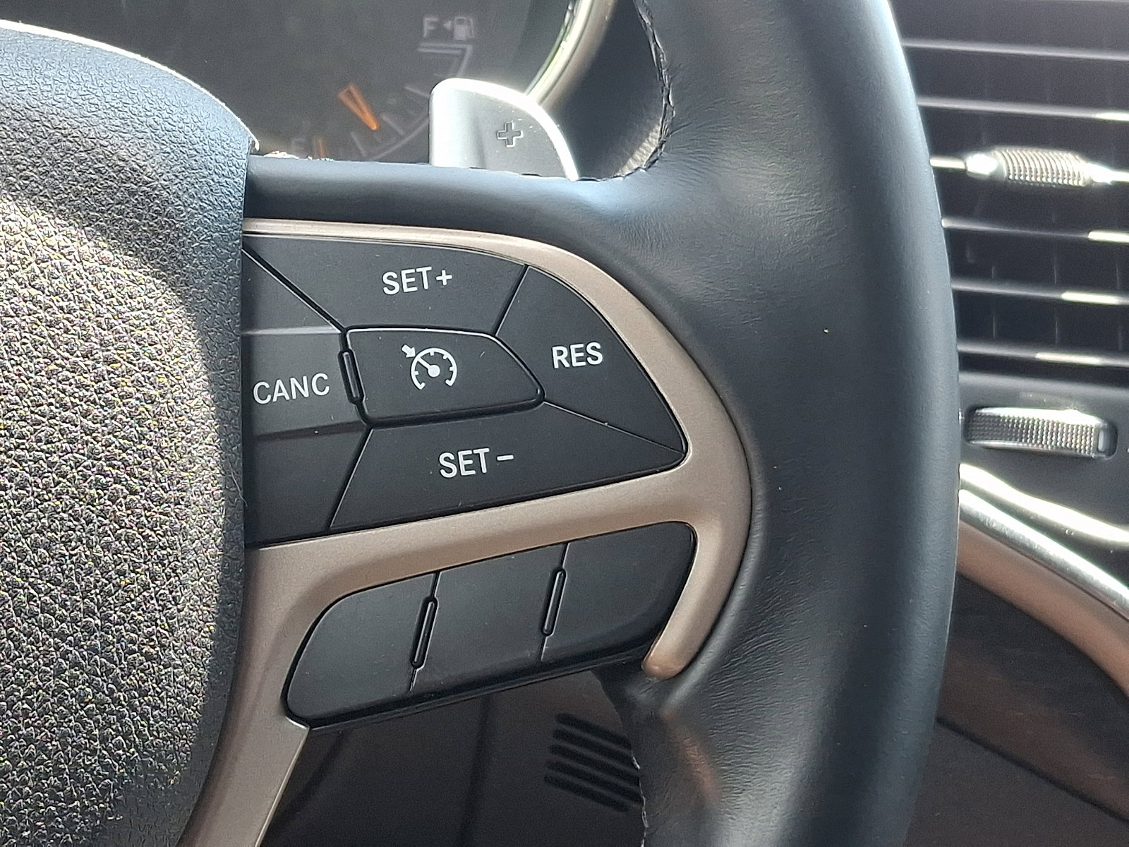 Used 2017 Jeep Grand Cherokee Laredo AWD/4WD image 22