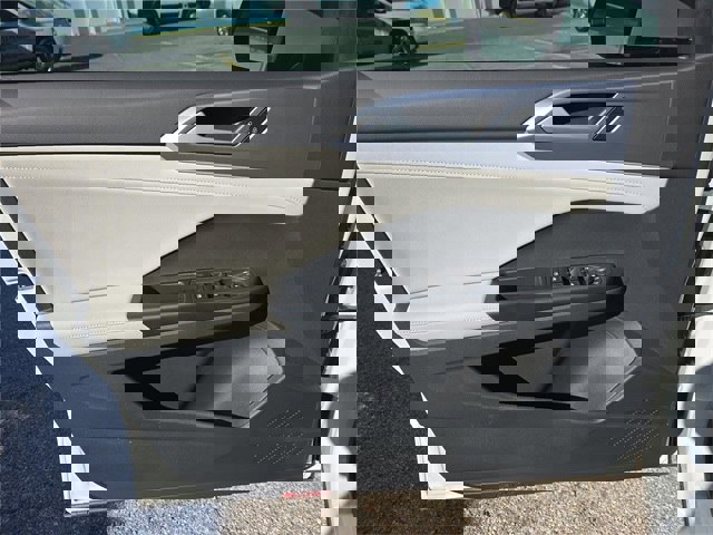 New 2025 Volkswagen Taos SE image 11