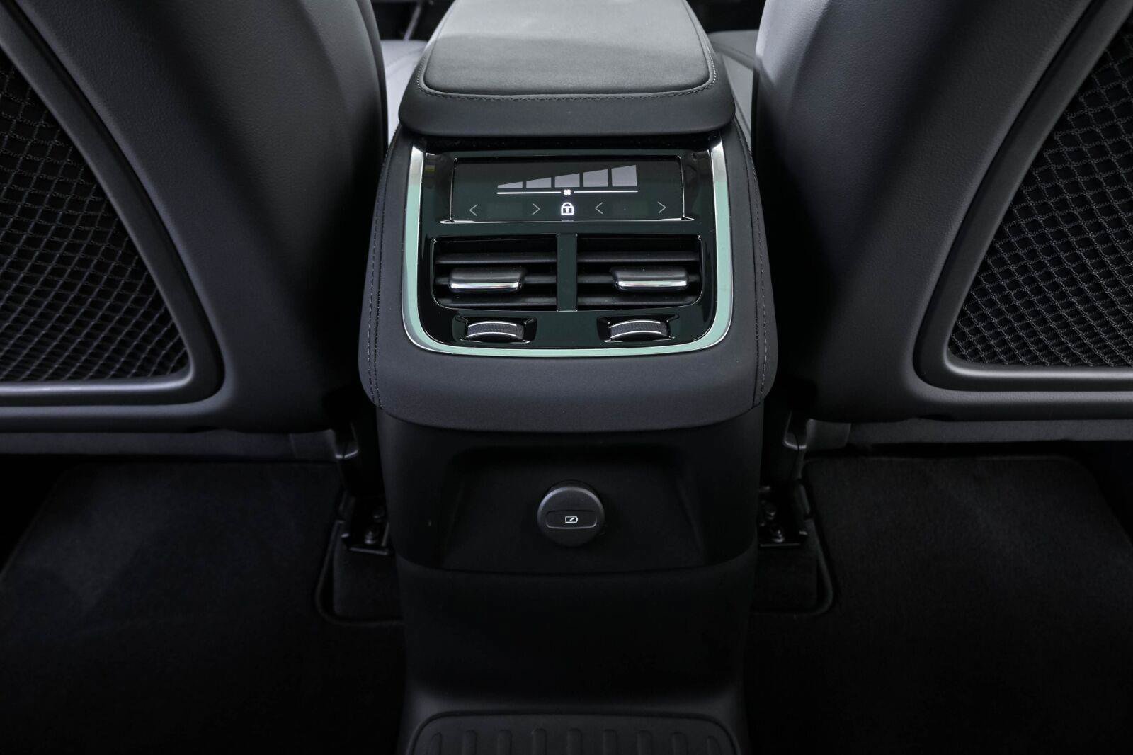 Certified 2025 Volvo XC90 T8 Core AWD/4WD image 19