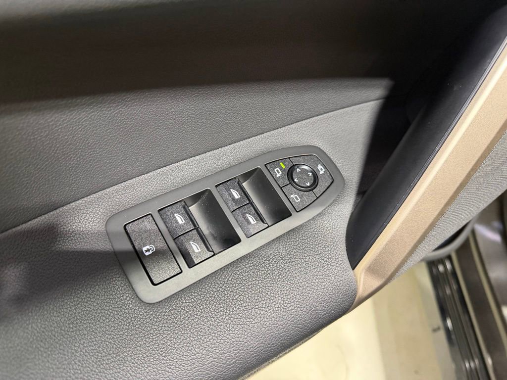 Used 2024 BMW iX xDrive50 w/ Sport Package AWD/4WD image 27
