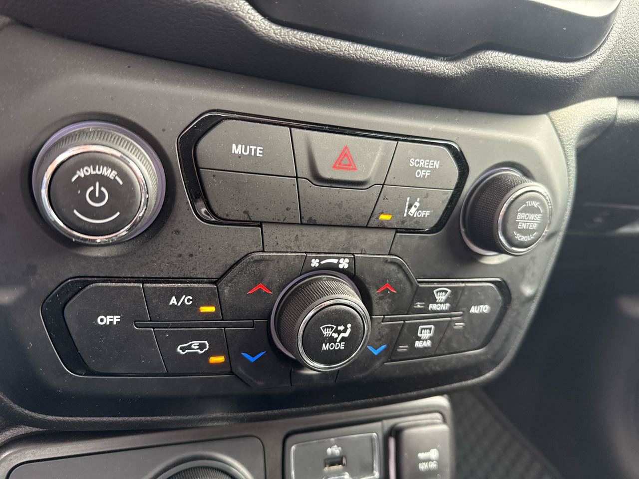 Used 2021 Jeep Renegade Latitude w/ Sun & Sound Group AWD/4WD image 20
