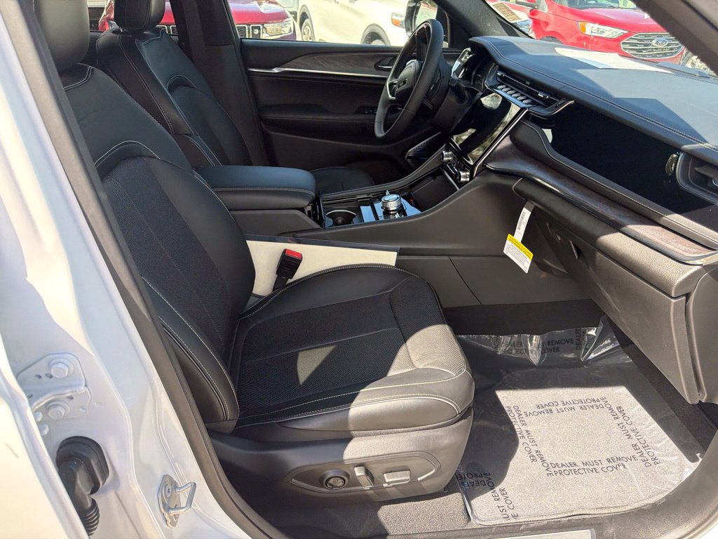 Used 2024 Jeep Grand Cherokee Overland w/ Trailer Tow Package AWD/4WD image 13