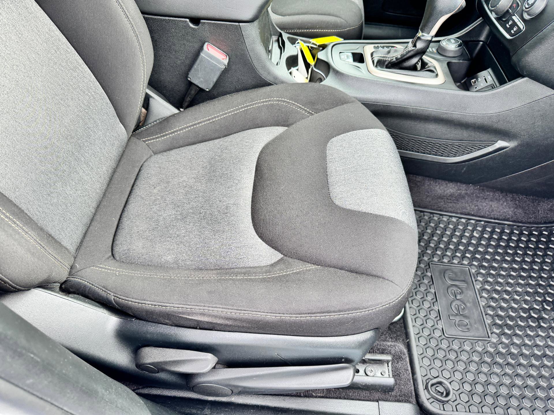 Used 2018 Jeep Cherokee Latitude w/ Cold Weather Group image 17