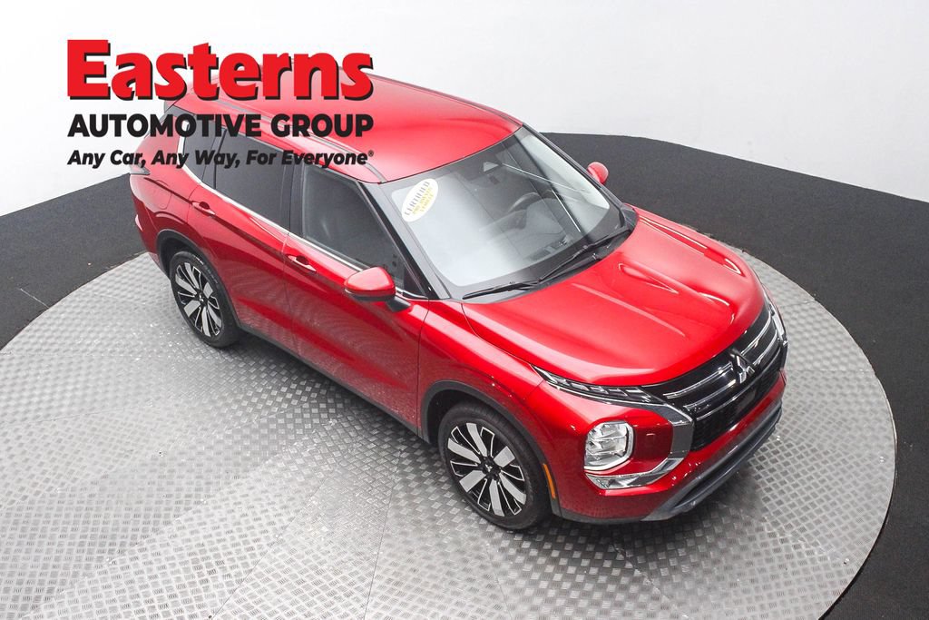 Used 2025 Mitsubishi Outlander SE AWD/4WD image 3