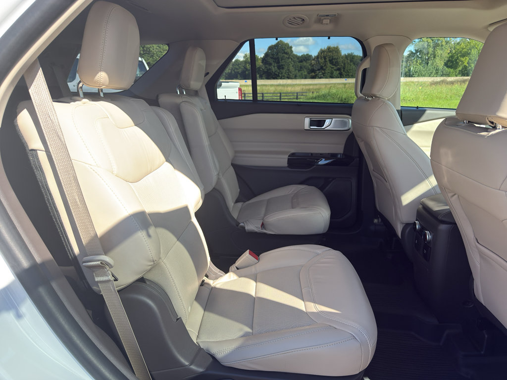 Certified 2023 Ford Explorer Platinum w/ Technology Package AWD/4WD image 18