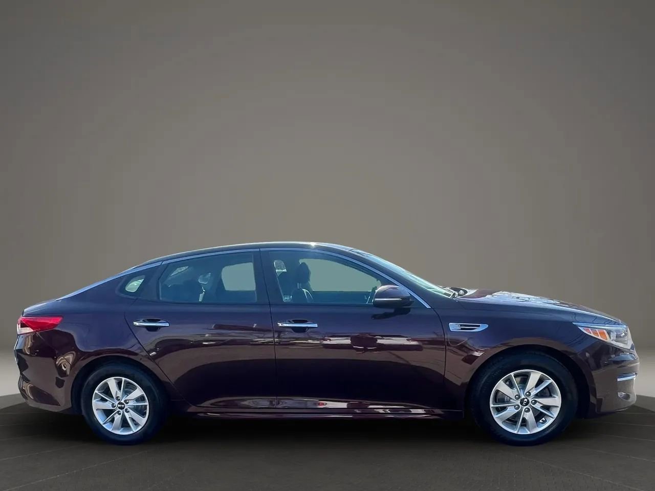 Used 2018 Kia Optima LX image 4