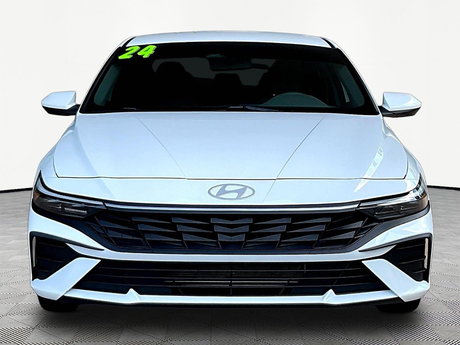Used 2024 Hyundai Elantra SE FWD image 2