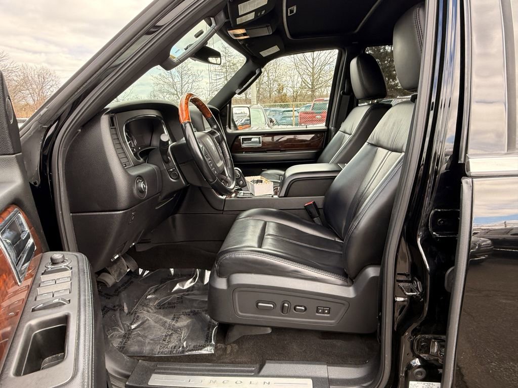 Used 2017 Lincoln Navigator Select image 11