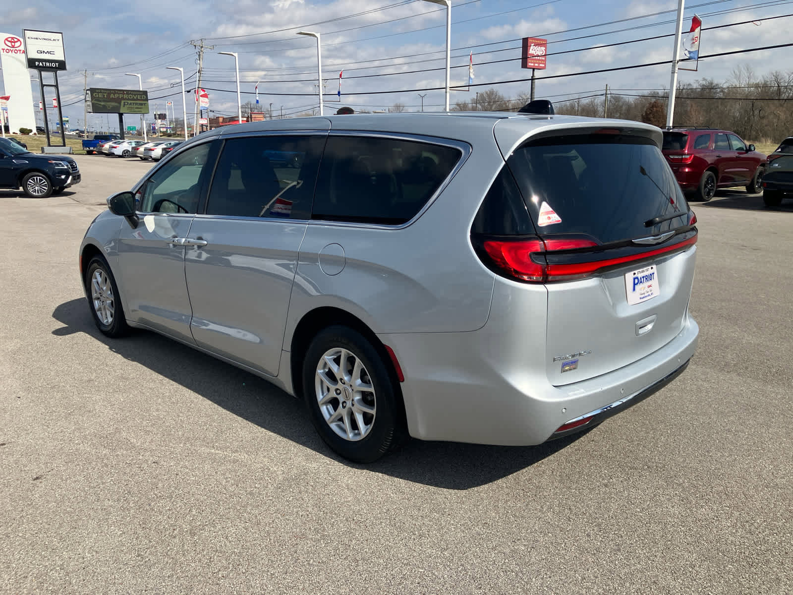 Used 2023 Chrysler Pacifica Touring-L image 5