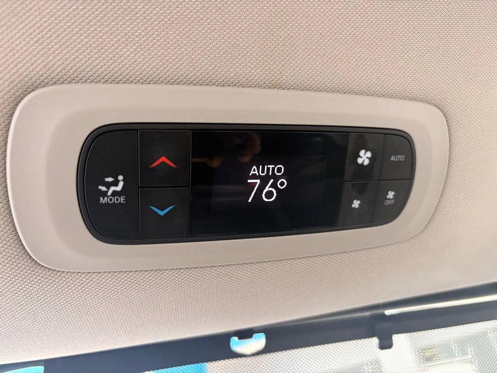 Used 2023 Chrysler Pacifica Touring-L FWD image 33