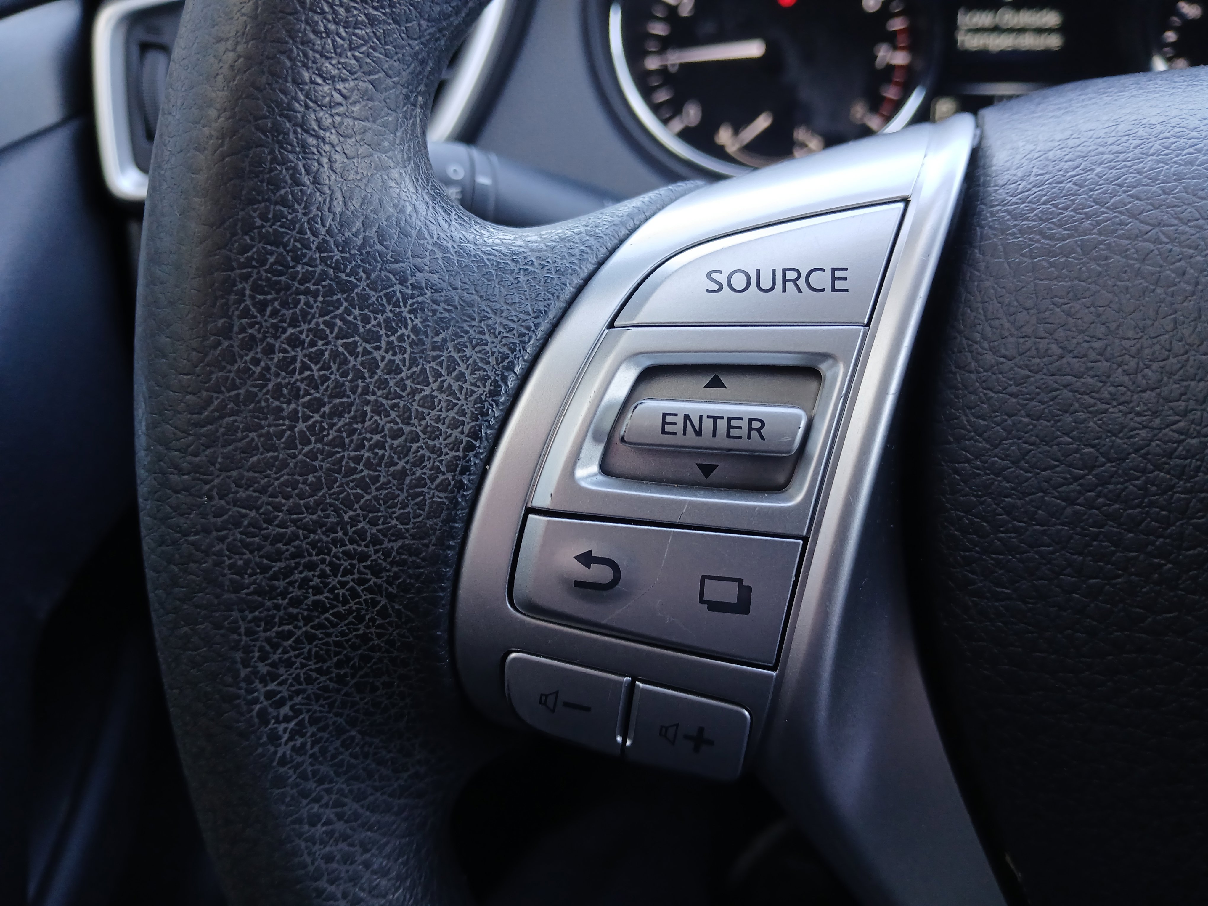 Used 2015 Nissan Rogue SV w/ SV Moonroof Package image 12