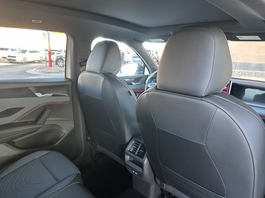 Used 2025 Volkswagen Tiguan SE R-Line AWD/4WD image 36