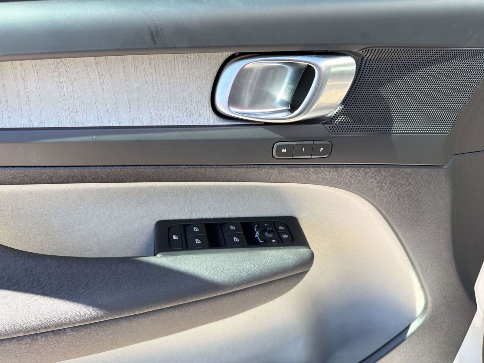 Certified 2023 Volvo XC40 B5 Plus w/ Protection Package Premier image 12