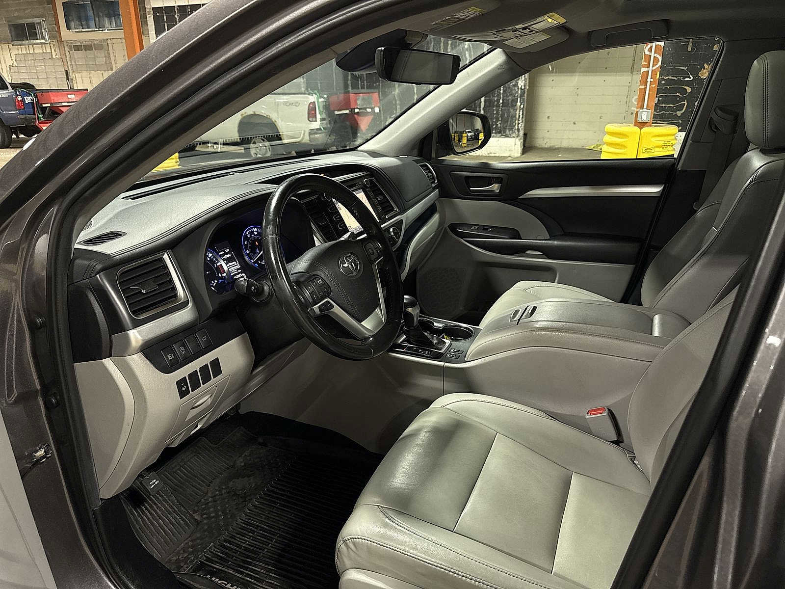 Used 2019 Toyota Highlander XLE AWD/4WD image 30
