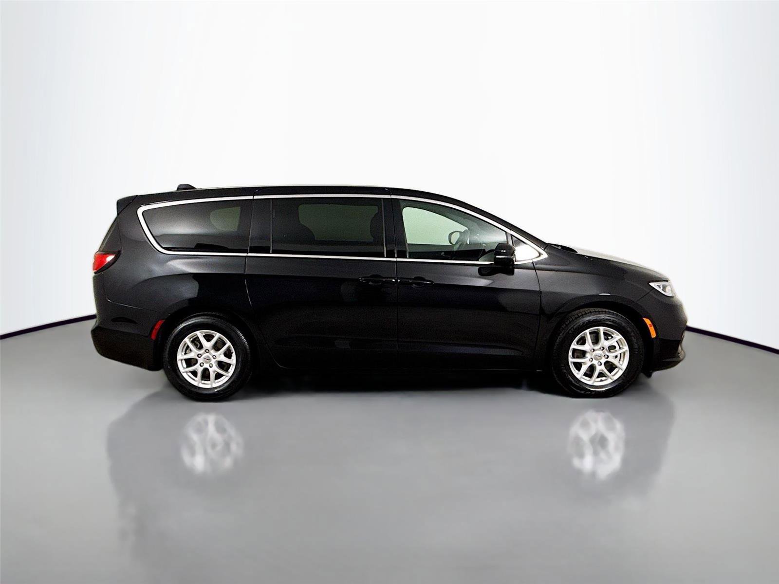 Used 2025 Chrysler Pacifica Select image 17