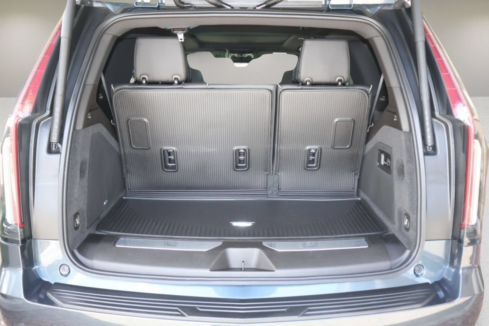 Used 2021 Cadillac Escalade Premium Luxury RWD image 16