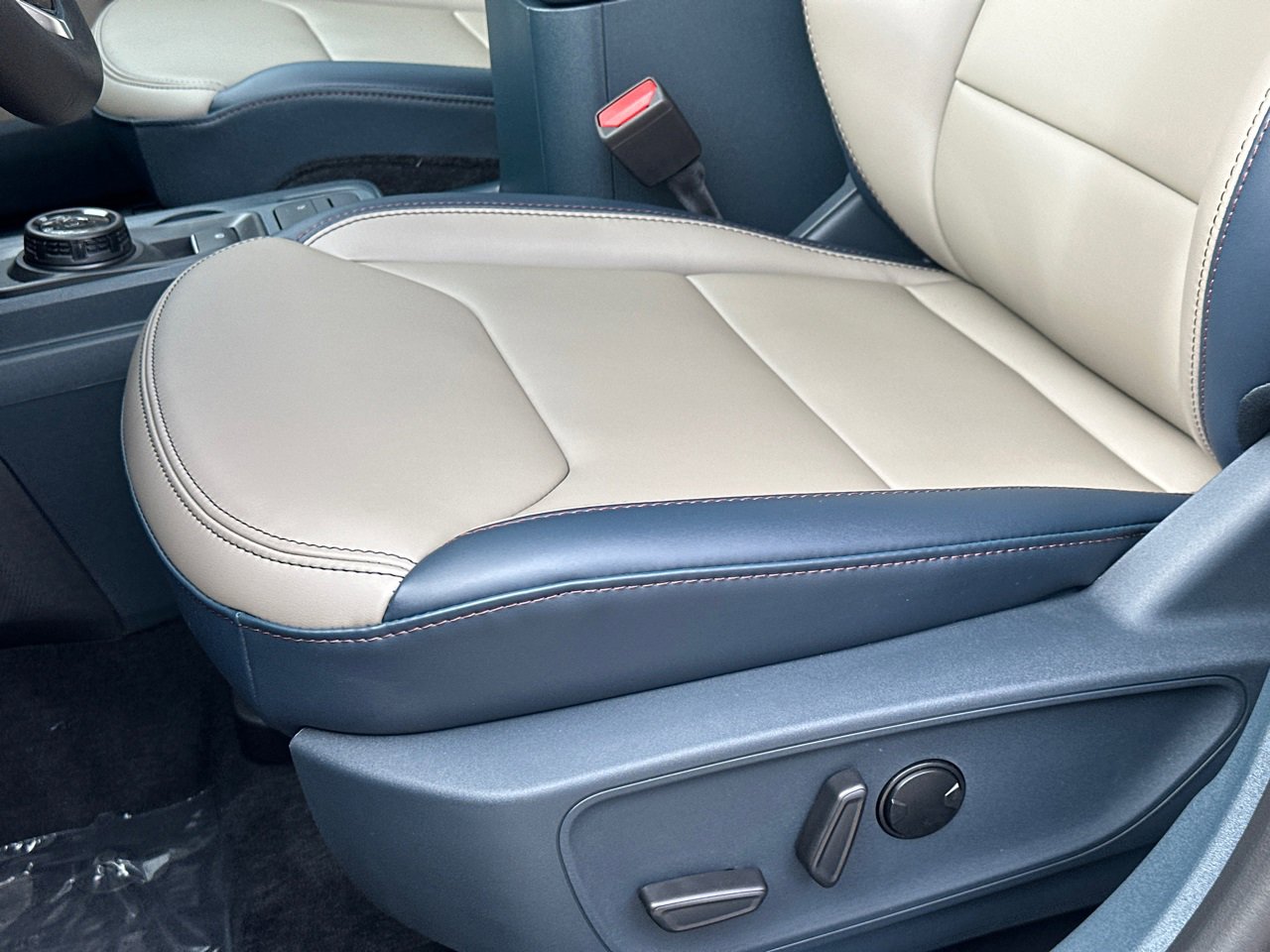 New 2025 Ford Maverick Lariat w/ 4K Tow Package image 16