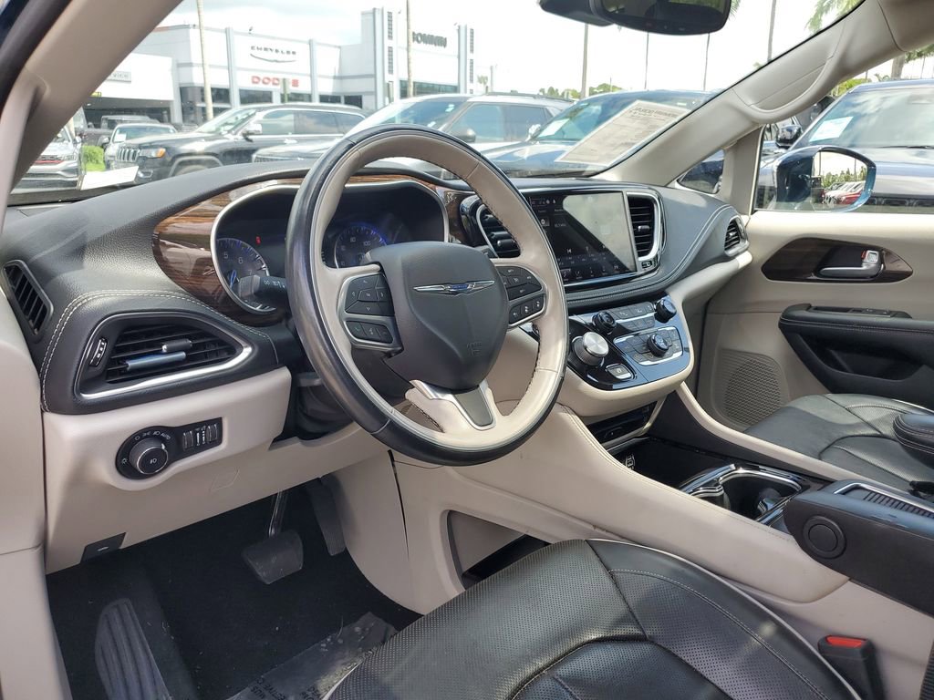 Used 2021 Chrysler Pacifica Limited w/ Uconnect Theater Family Group image 19