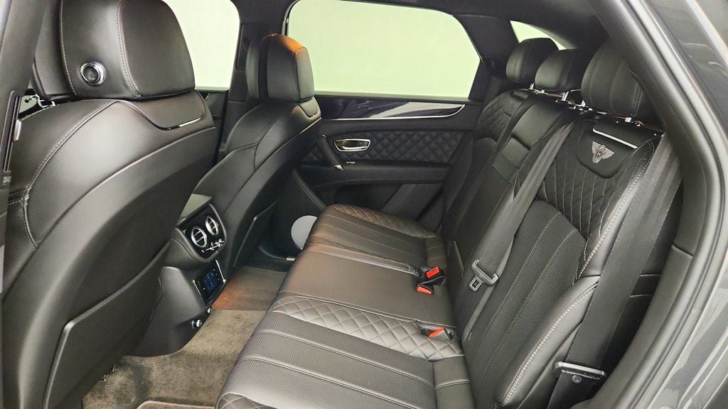 Used 2018 Bentley Bentayga AWD/4WD image 28