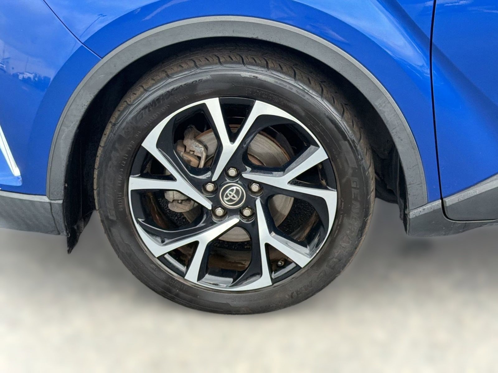 Used 2019 Toyota C-HR XLE FWD image 12