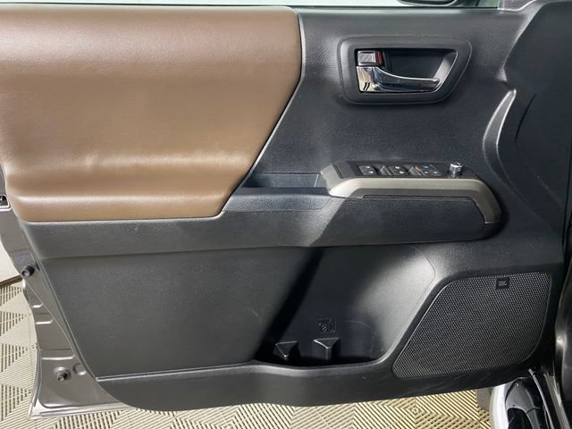Used 2017 Toyota Tacoma Limited w/ Tow Package AWD/4WD image 20