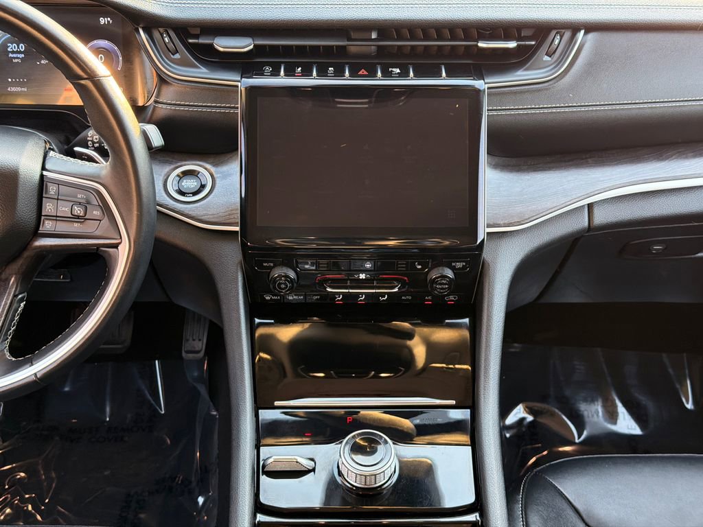 Used 2022 Jeep Grand Cherokee L Limited w/ Black Appearance Package image 21