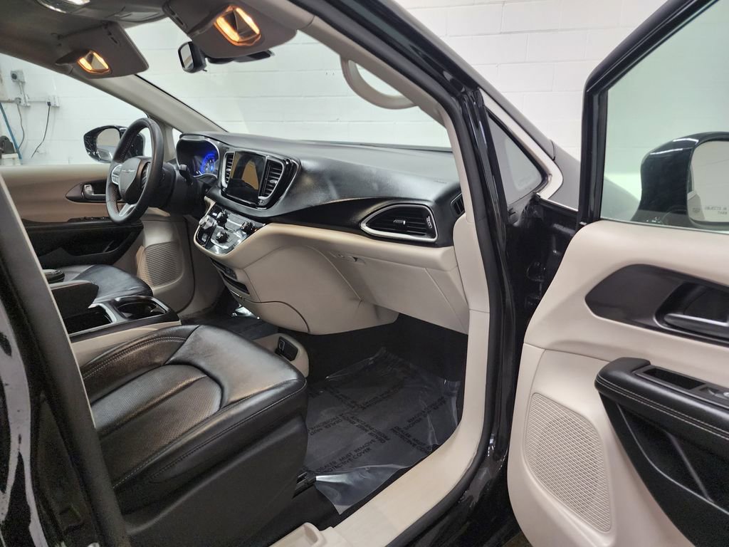 Used 2024 Chrysler Pacifica Touring-L FWD image 30
