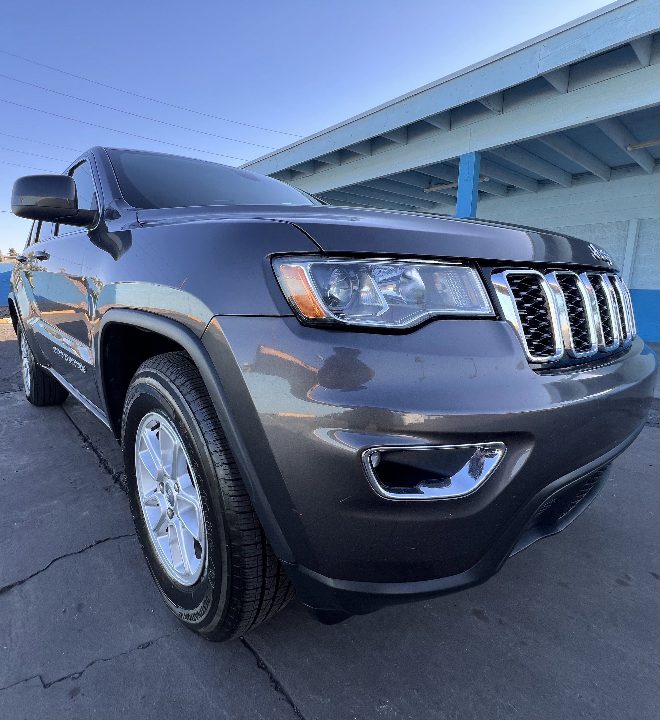 Used 2020 Jeep Grand Cherokee Laredo image 1