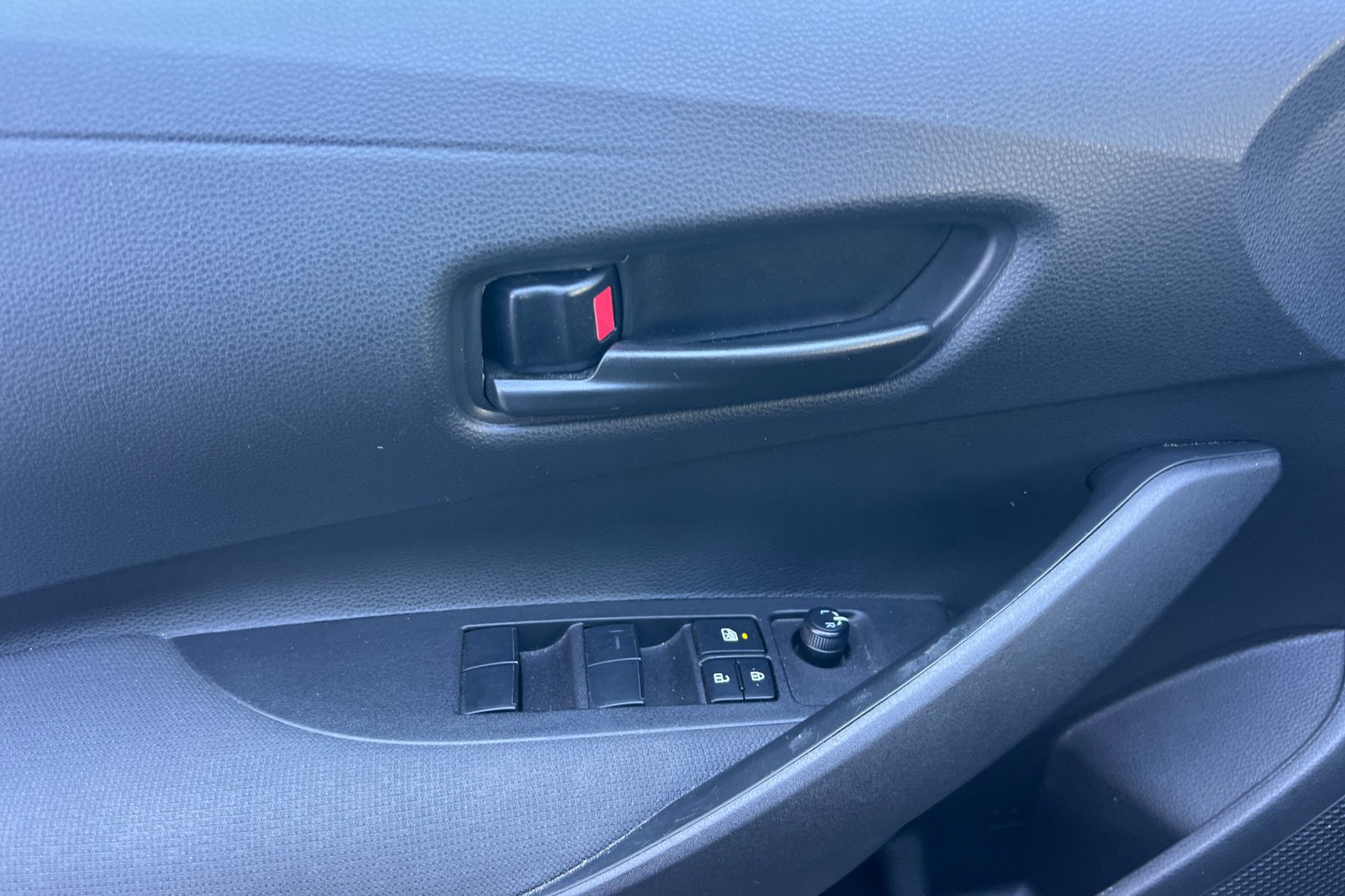 Used 2025 Toyota Corolla LE FWD image 14