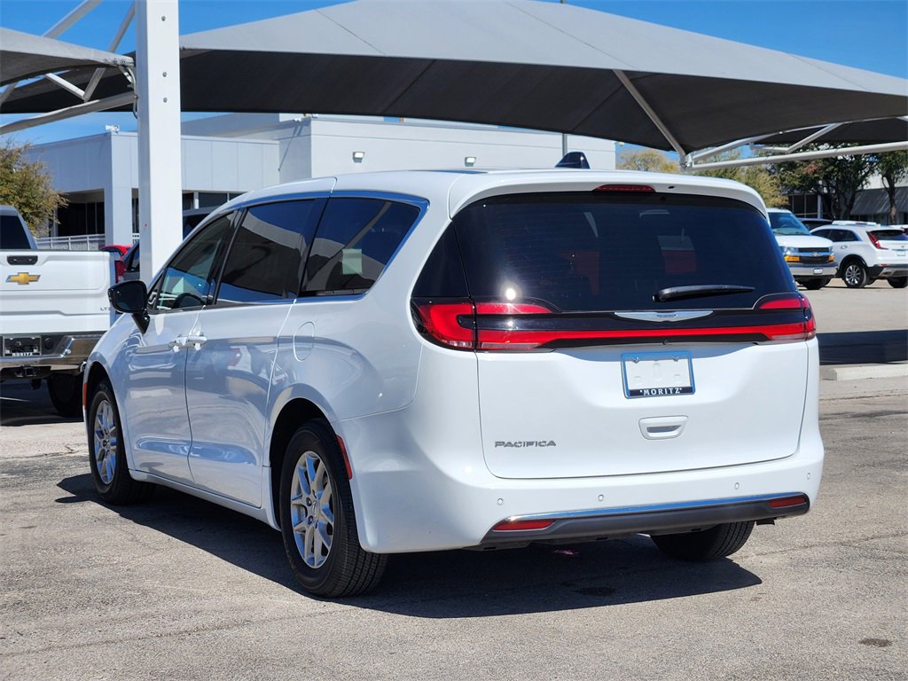 Used 2025 Chrysler Pacifica Select image 37