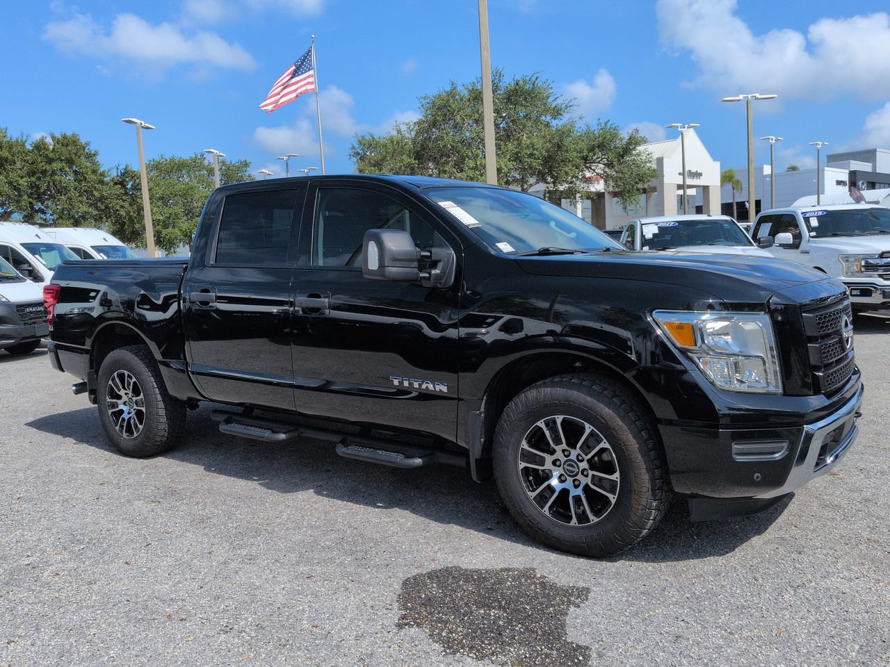 Used 2023 Nissan Titan SV w/ SV Convenience Package AWD/4WD image 2