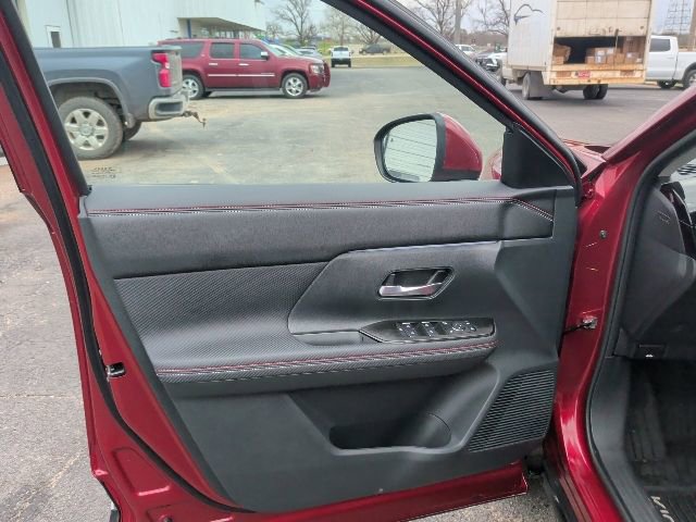 Used 2025 Nissan Kicks SR image 13