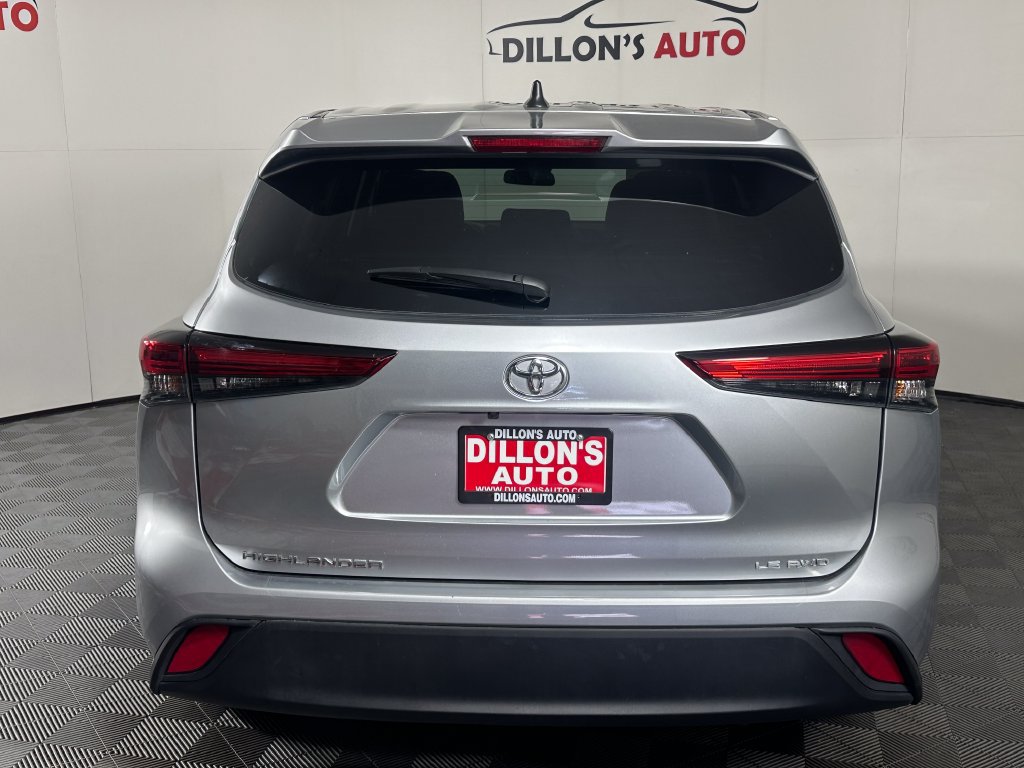 Used 2023 Toyota Highlander LE AWD/4WD image 5