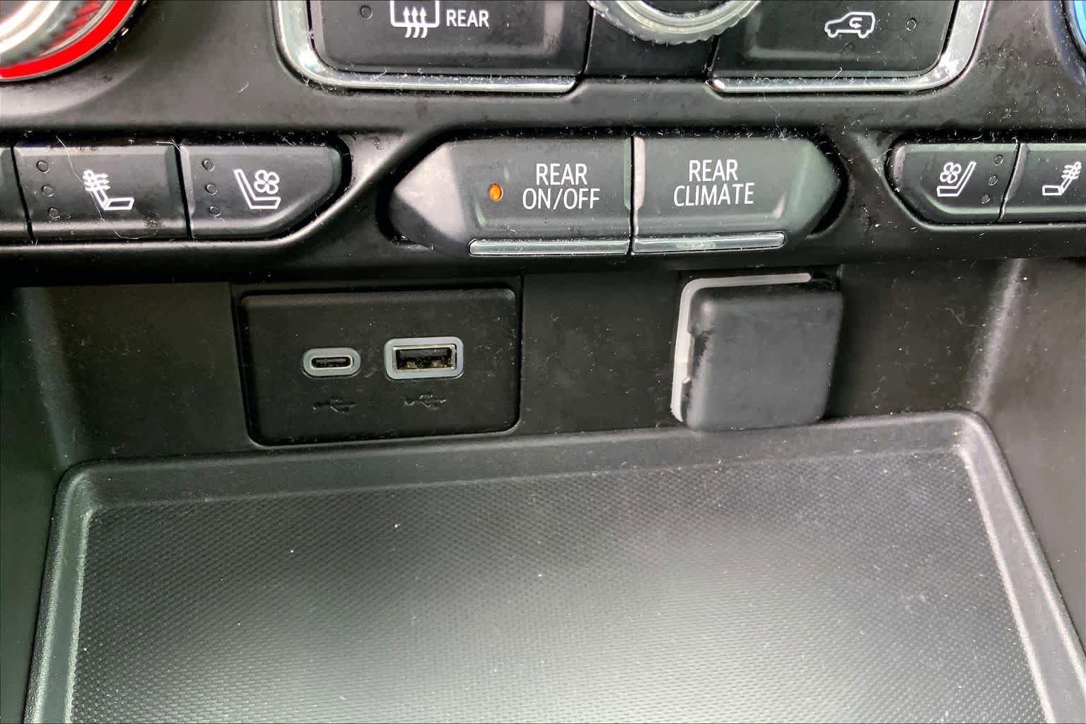 Used 2024 GMC Yukon AT4 w/ Technology Package image 31