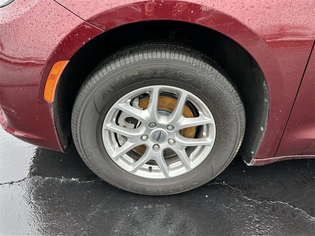 Used 2023 Chrysler Pacifica Touring-L image 10