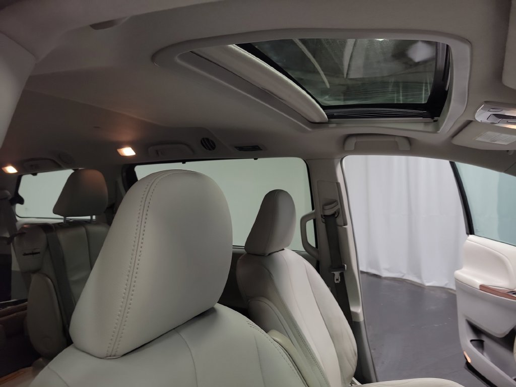Used 2013 Toyota Sienna XLE FWD image 33
