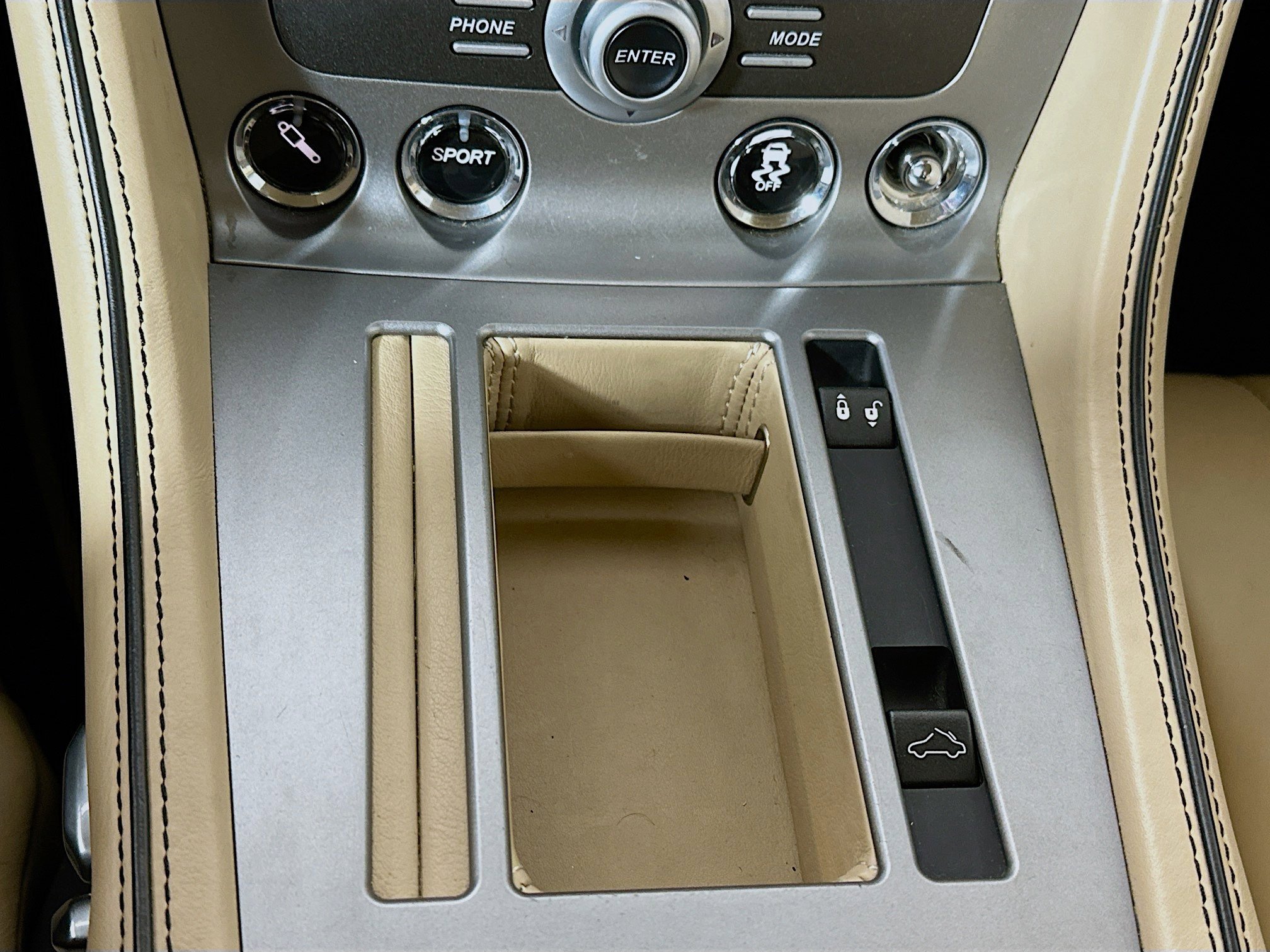 Used 2015 Aston Martin DB9 Volante image 17