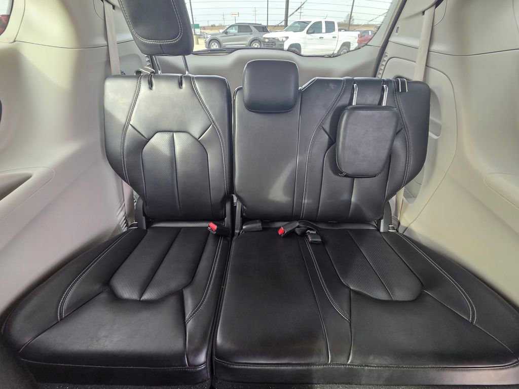 Used 2023 Chrysler Pacifica Touring-L image 24