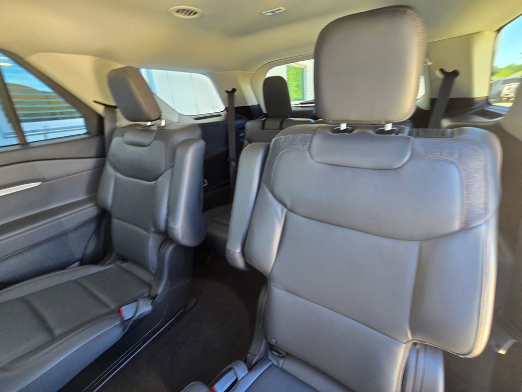Used 2025 Ford Explorer Active w/ Active Comfort Package image 16