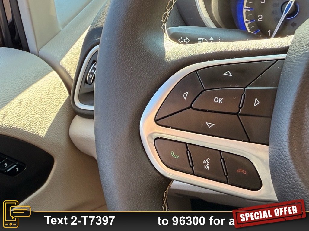 Used 2024 Chrysler Pacifica Touring-L image 18