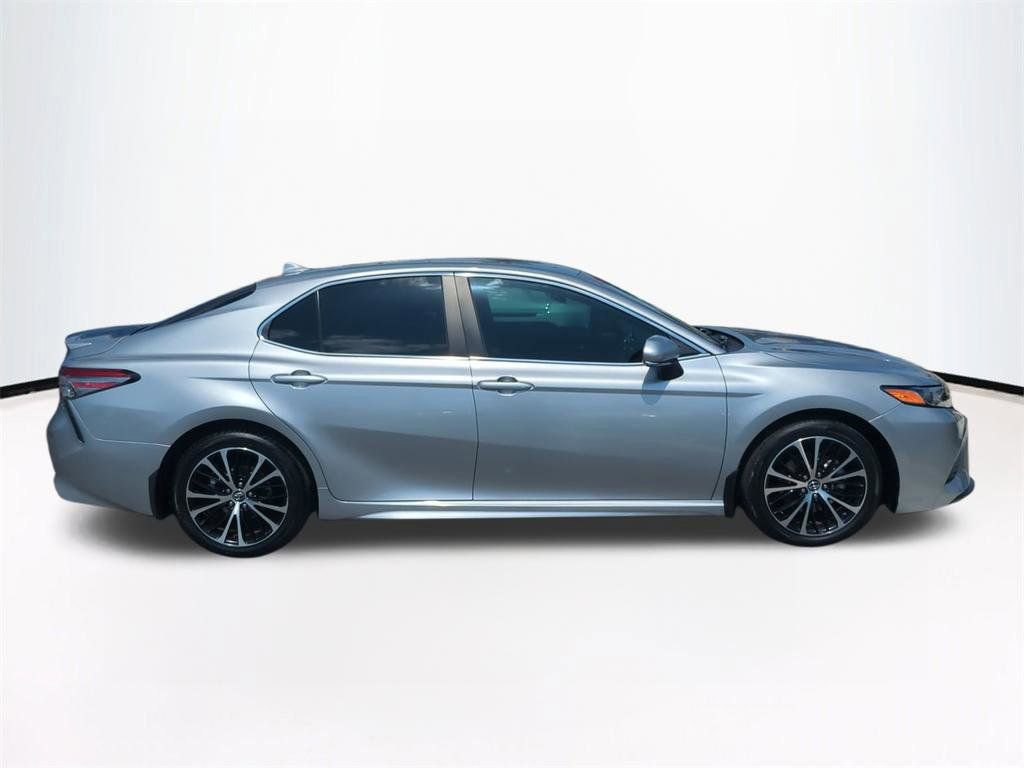 Used 2019 Toyota Camry SE w/ Convenience Package FWD image 4