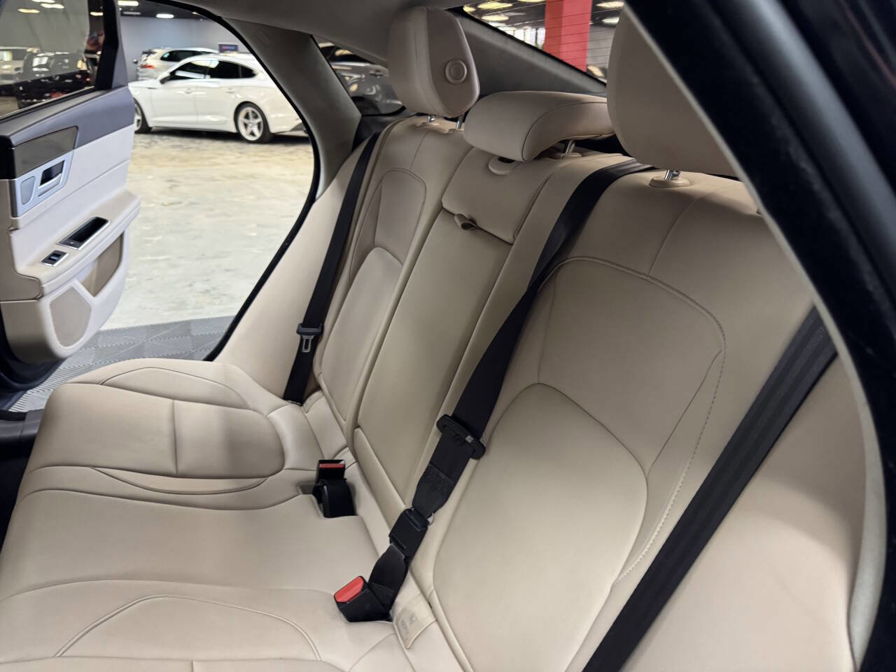 Used 2020 Jaguar XF Premium image 45