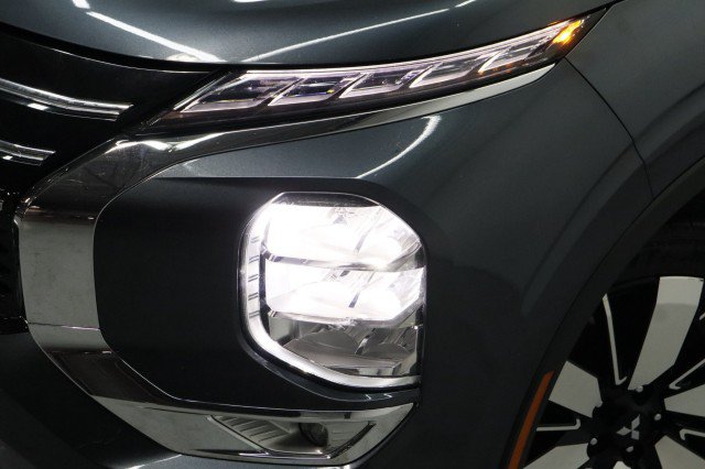 Used 2025 Mitsubishi Outlander SE FWD image 2