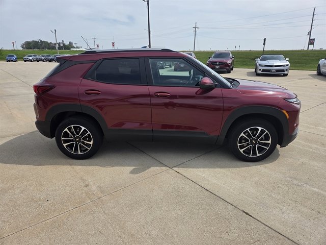 Used 2025 Chevrolet TrailBlazer LT image 2