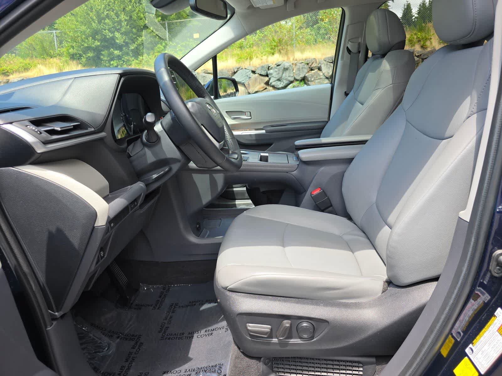 Used 2023 Toyota Sienna XLE AWD/4WD image 22