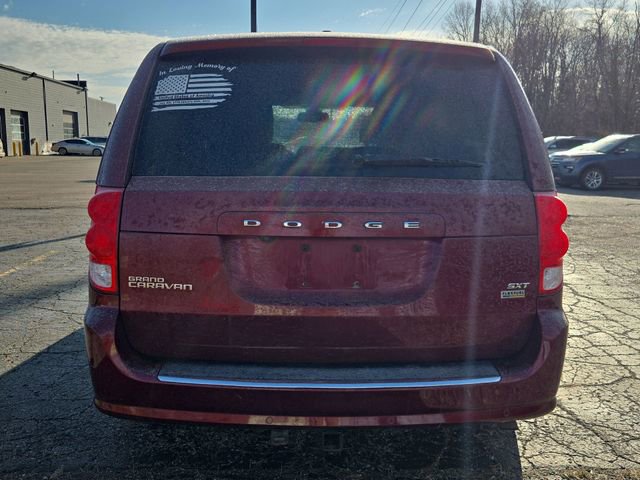 Used 2019 Dodge Grand Caravan SXT w/ Rear Park Assist Package image 4