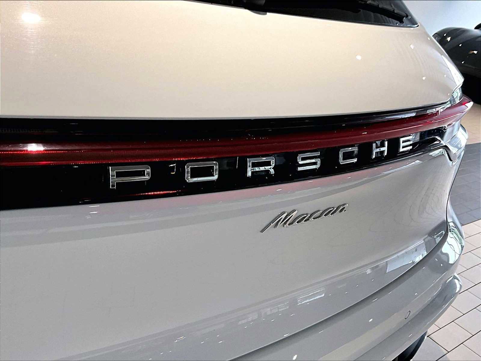 Used 2025 Porsche Macan image 37