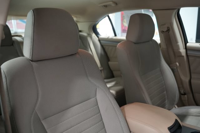 Used 2014 Ford Taurus SE FWD image 19