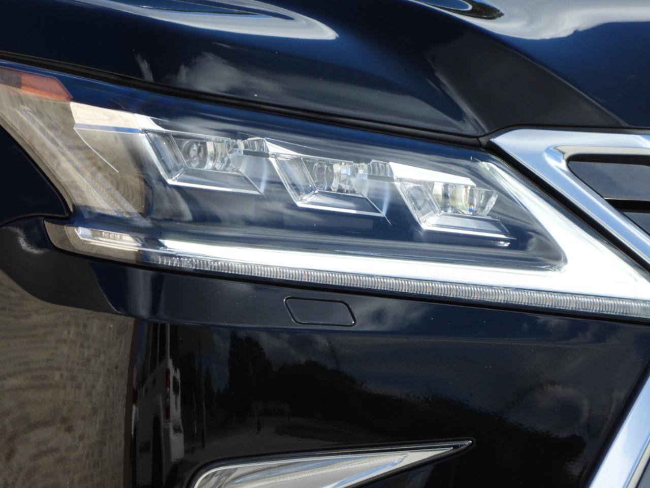 Used 2016 Lexus LX 570 4WD w/ 3rd Row & Luxury Pkg image 16