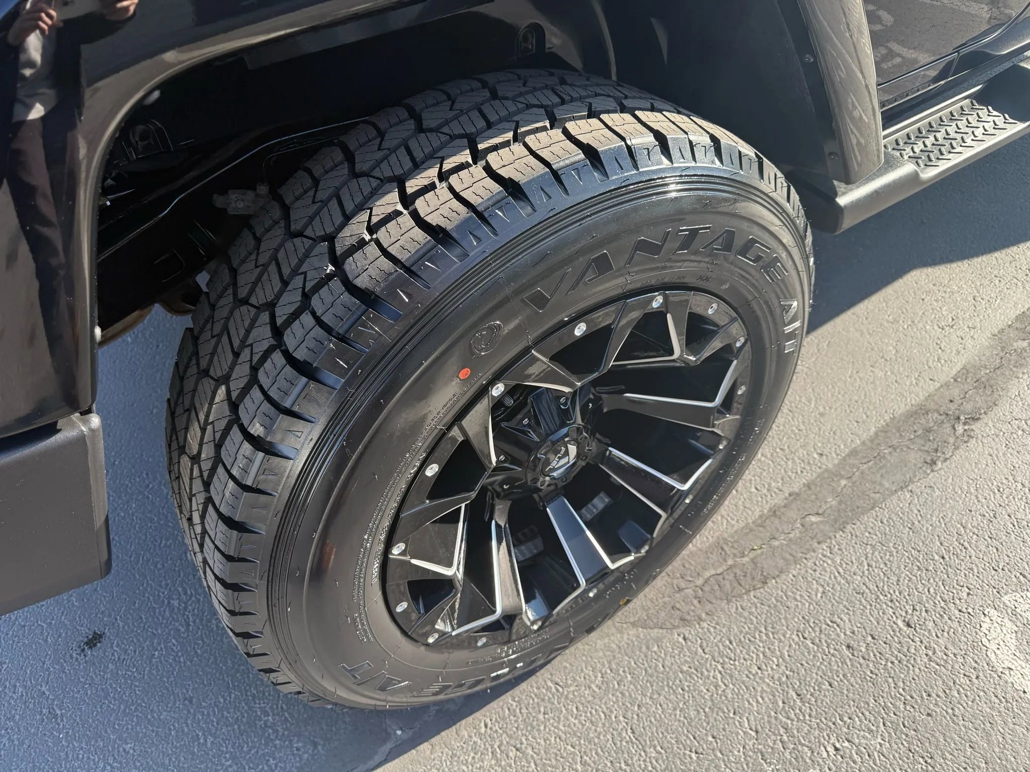 Used 2018 Jeep Wrangler Unlimited Sahara w/ Connectivity Group image 11